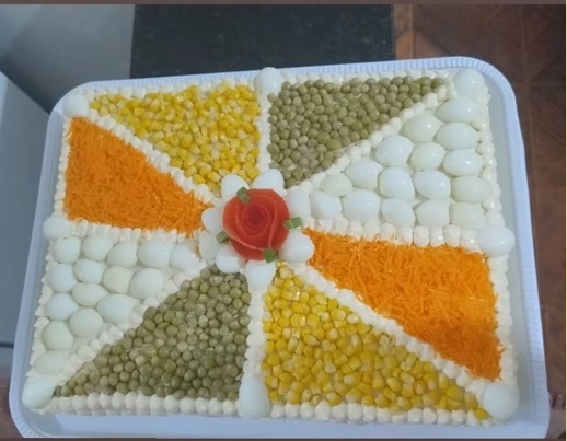 Torta salgada retangular com milho, ervilha, cenoura e ovos de codorna