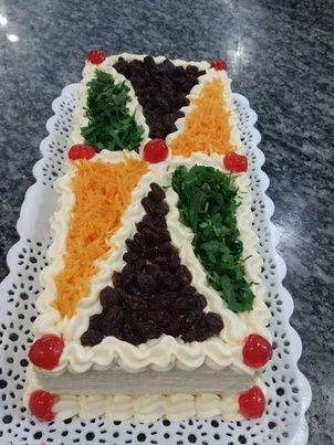 Torta salgada vertical decorada