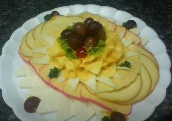 Tábua de queijos com uvas