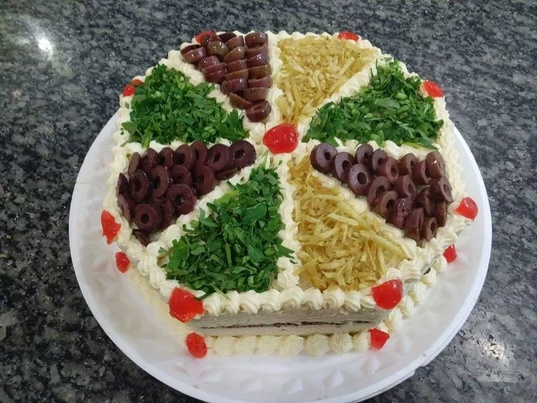 Torta salgada hexagonal decorada com azeitonas, salsinha e batata palha